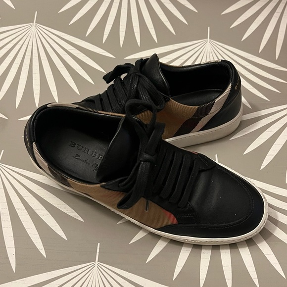 Burberry sneakers size 36 box not included but sneaker bag is - Picture 4 of 6